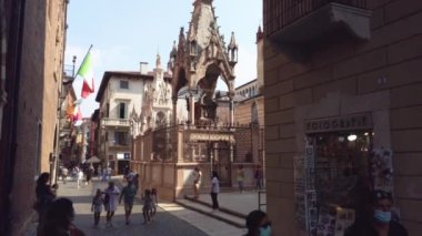 Verona, İtalya 1 Ocak 2025: Verona İtalya 'da scaliger mezarları etrafında yürüyen turistler