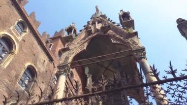 Verona, İtalya 1 Ocak 2025: İtalya 'nın Verona kentindeki scaliger mezarlarının tepesini taş oyma ve heykeller süslüyor