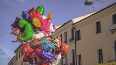 Rovigo, İtalya 1 Ocak 2025: Rovigo, İtalya 'da renkli balonlar düzenleyen sokak satıcısı