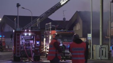 Rovigo, İtalya 1 Ocak 2025: İtfaiyeciler geceleri yanan evi söndürüyorlar