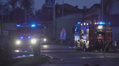 Rovigo, İtalya 1 Ocak 2025: İtfaiyeciler gece çıkan yangını söndürmeye hazırlanıyorlar