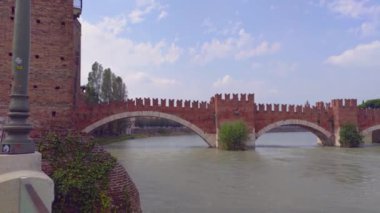 Verona, İtalya 1 Ocak 2025: Kamera Verona, İtalya 'da ponte scaligero köprüsünü geçiyor