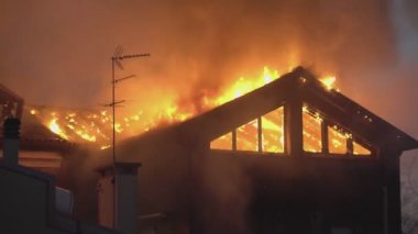 Rovigo, İtalya 1 Ocak 2025: İtfaiyeciler gece yanan bir evi söndürmeye çalışıyorlar