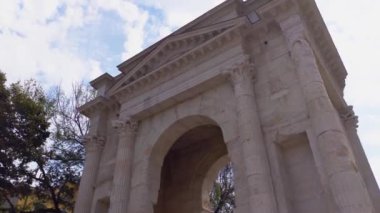 Verona, İtalya 1 Ocak 2025: Kamera Verona 'daki Gavi' nin Roma kemeri etrafında hareket ederek antik yapının farklı açılarını gösteriyor