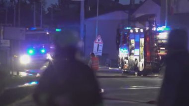 Rovigo, İtalya 1 Ocak 2025: İtfaiyeciler yoğun kurtarma operasyonunu aydınlatan yanıp sönen ışıklarla bir yerleşim yerindeki bir gece evi yangınına aktif olarak tepki verdiler