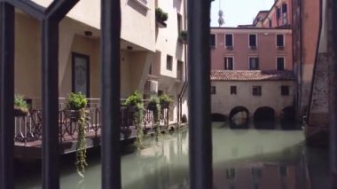 Treviso, İtalya 1 Ocak 2025: Kamera, treviso 'daki pitoresk kanalları gösteren metal korkuluklardan geçiyor