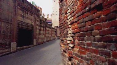 Verona, İtalya 1 Ocak 2025: Verona 'nın ortaçağ cazibesini keşfeden insanlar, antik tuğla duvarlarla kaplı dar sokaklarda dolaşarak İtalyan tarihinin özünü yakalıyorlar.