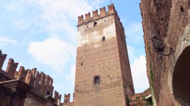 Verona, İtalya 1 Ocak 2025: Verona, İtalya 'da ortaçağ kulesi, merlonlu tuğlalardan yapılmıştır.