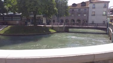Treviso, İtalya 1 Ocak 2025: Güneşli bir günde İtalya 'nın Treviso kentinde Ponte Pria köprüsünün altından akan cagnan nehri