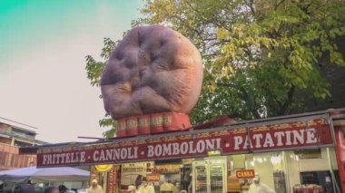 Rovigo, İtalya 1 Ocak 2025: Büyük bir kalabalık, İtalya 'nın Rovigo kentindeki bir açık hava pazarından yemek sipariş etmek için toplandı