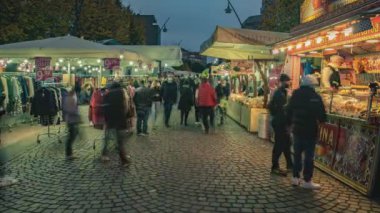 Rovigo, İtalya 1 Ocak 2025: Rovigo, İtalya 'da market tezgahlarında yürüyen bir kalabalığın zamanlaması