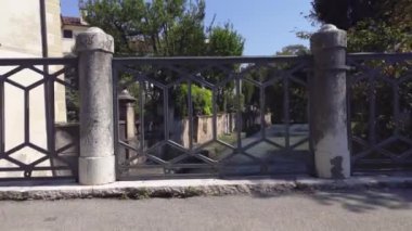 Treviso, İtalya 1 Ocak 2025: Kamera, Treviso İtalya 'da Cagnan kanalını gösteren köprü rayı boyunca ilerliyor