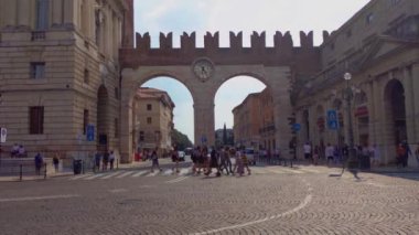 Verona, İtalya 1 Ocak 2025: Turistler Porta Borsari 'de yürürken güneşli bir günün tadını çıkarıyorlar