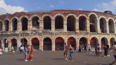 Verona, İtalya 1 Ocak 2025: Verona Arena 'yı ziyaret eden turistler Verona, İtalya' da Piazza sutyeninde yürüyorlar