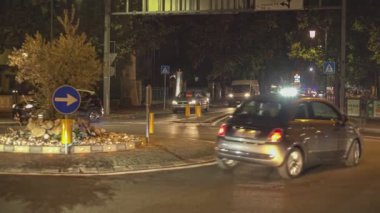 Rovigo, İtalya 1 Ocak 2025 Rovigo, İtalya 'da gece yarısı dönen bir kavşakta birden fazla araba sürüyor.