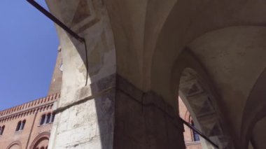 Treviso, İtalya 1 Ocak 2025: Kameralar Treviso, İtalya 'daki sarayı yukarı doğru gösteriyor