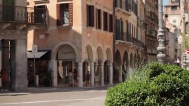 Treviso, İtalya 1 Ocak 2025: Treviso şehir merkezinde yeşil çalılarla yürüyen turistler