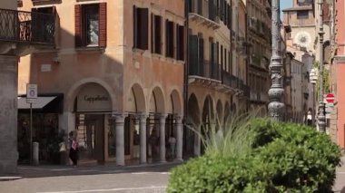 Treviso, İtalya 1 Ocak 2025: Kamera Treviso, İtalya 'daki Piazza dei signori' de dükkan ve müşterileri gösteriyor