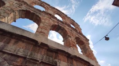 Verona, İtalya 1 Ocak 2025: İtalya 'da verona arena cephesini gösteren kamera yükselişte