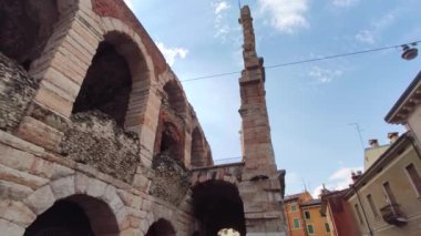 Verona, İtalya 1 Ocak 2025: Verona arenasının dış mimarisi antik Roma mimarisi ile birlikte Verona, İtalya