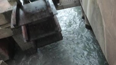 Treviso, İtalya 1 Ocak 2025: Treviso, İtalya 'da eski su çarkı dönüyor ve su sıçrıyor