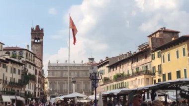 Verona, İtalya 1 Ocak 2025: Turist Verona, İtalya 'da Piazza Delle Erbe' yi keşfediyor, başını çevirip güzel mimariye bakıyor