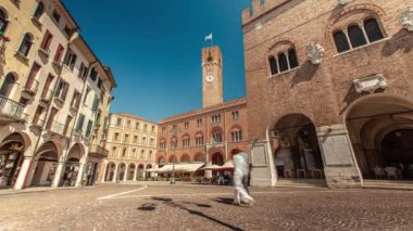 Treviso, İtalya 1 Ocak 2025: Turistler ve yerliler, arka planda palazzo dei trecento ile birlikte Piazza dei signori 'de nüfus artışı yaşıyor