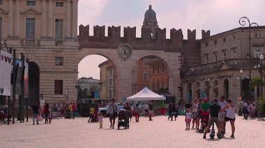 Verona, İtalya 1 Ocak 2025: Piazza bra, verona, İtalya 'da güneşli bir günün tadını çıkaran turistler