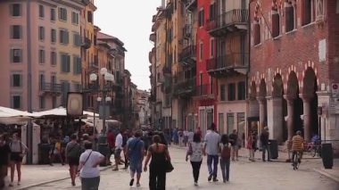 Verona, İtalya 1 Ocak 2025: Gezgin turistler Verona 'nın şehir merkezinde güneşli bir günün keyfini çıkarıyorlar