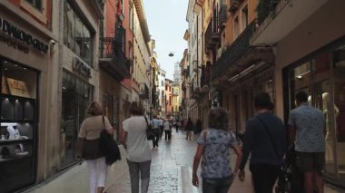 Verona, İtalya 1 Ocak 2025: Verona şehir merkezinde yaya geçidinde yürüyen turistler