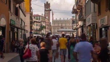 Verona, İtalya 1 Ocak 2025: Meşgul yayalar ve açık hava lokantaları Verona 'da hareketli bir caddeyi canlandırarak şehrin canlı atmosferini ve yerel cazibesini yakalıyor