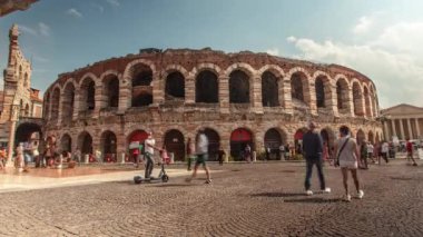 Verona, İtalya 1 Ocak 2025: Piazza bra, İtalya 'da Verona meydanında yürüyen turistler
