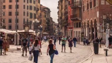 Verona, İtalya 1 Ocak 2025: İtalya 'da Piazza delle erbe' de yürüyen turistler