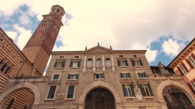 Verona, İtalya 1 Ocak 2025: Bulutlar Palazzo del Capitanio 'dan geçiyor, Torre dei Lamberti ise arka planda