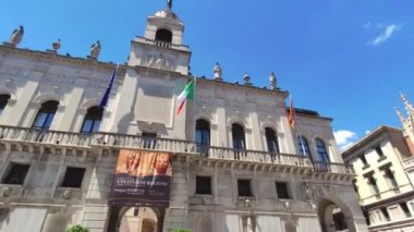 Padova, İtalya 1 Ocak 2025: Turistler ve yerliler güneşli bir yaz gününde İtalya 'nın Padua kentindeki meydanda yürüyorlar