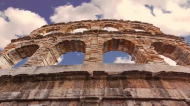 Verona, İtalya 1 Ocak 2025: Majestic bulutlar Verona arenasının ön cephesinde süzülüyor