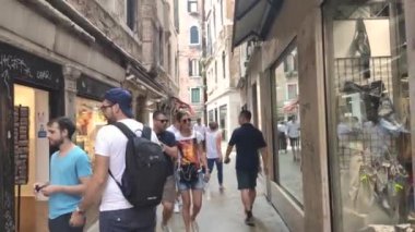 Venedik, İtalya 1 Ocak 2025: Turistler Venedik, İtalya 'da dar bir sokak olan Dolfin adresinde geziniyorlar