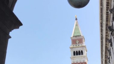 Venedik, İtalya 1 Ocak 2025: Venedik 'te Aziz Mark Meydanı' nda yürüyen turistler, Dul 'un sarayı ve Aziz Mark' ın campanili manzaralı