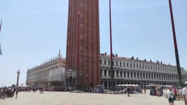 Venedik, İtalya 1 Ocak 2025: Turistler ve yerliler yaz güneşinin tadını çıkarıyorlar San Marco meydanında, Venedik 'te gökdelenler yükseliyor.