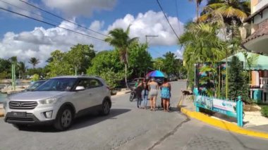 Bayahibe, Dominik Cumhuriyeti 1 Ocak 2025: Bayahibe, Dominik Cumhuriyeti 'nde sokakta yürüyen turistler