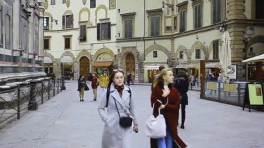 Floransa, İtalya 1 Ocak 2025: Floransa 'da Piazza San Giovanni' de yürüyen turistler