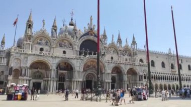 Venedik, İtalya 1 Ocak 2025: Turistler Doge 's Palace ve St. Mark' s Campanile 'i Venedik, İtalya' da ziyaret ediyorlar.