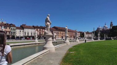 Padova, İtalya 1 Ocak 2025: Padua, İtalya 'da Prato della valle kanalında güneşli bir yaz gününün tadını çıkaran turistler