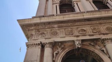 Venedik, İtalya 1 Ocak 2025: Turistler Saint Mark Meydanı 'nda saray manzaralı güneşli bir günün tadını çıkarıyorlar