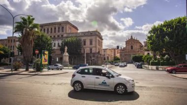 Palermo, İtalya 1 Ocak 2025: Palermo meydanından geçen bisikletçi ve araba