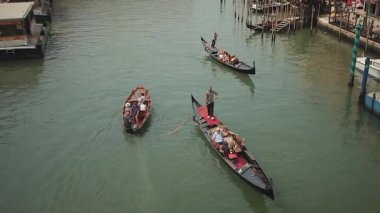 Venedik, İtalya 1 Ocak 2025: Gondolcular turistleri Venedik kanallarına taşıyorlar