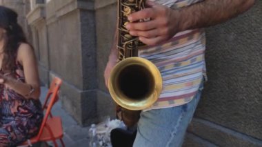Padova, İtalya 1 Ocak 2025: Saksafoncu Padua, İtalya 'da sokak kalabalığını eğlendiriyor, canlı bir atmosferde müzik yeteneği ve kentsel kültür sergiliyor