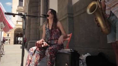 Padova, İtalya 1 Ocak 2025: Müzisyenler, geçenleri, İtalya 'nın Padua kentindeki güneşli bir caddede büyüleyici caz melodileriyle meşgul ediyor. Saksafoncu ve vokalist atmosferik bir sokak performansı yarattı