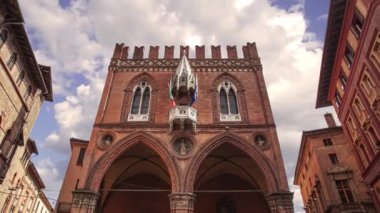 Bolonya, İtalya 1 Ocak 2025: Bolonya, İtalya 'daki Palazzo della Mercanzia' nın üzerinden geçen bulutlar zaman aşımı