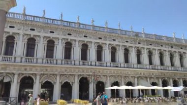 Venedik, İtalya 1 Ocak 2025: Turistler ve yerliler San Marco meydanında yürürken, bir kamera Aziz Mark 'ın çan kulesinin tepesine doğru hareket ediyor